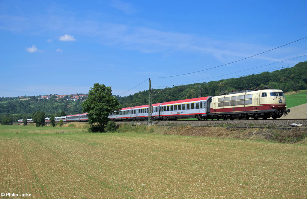 103 235-8 mit dem IC 119 (Münster(Westf)Hbf - Innsbruck Hbf) am 18.07.2014 bei Uhingen(Fils).

