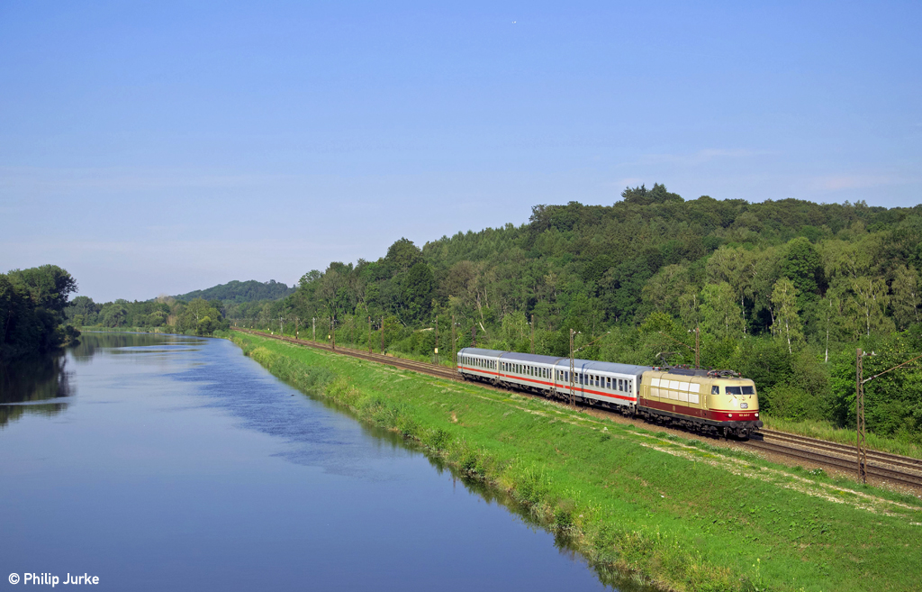 103 245-7 mit dem IC 2094 (München Hbf - Ulm Hbf) am 18.07.2014 bei Günzburg.