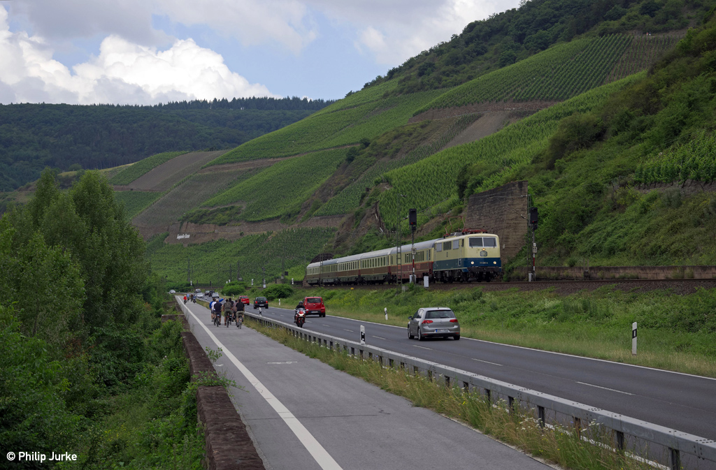 111 001-4 mit dem DBM 91342 (Bingen(Rhein)Hbf - Koblenz Hbf) am 15.06.2014 am Bopparder Hamm.

Video: https://www.youtube.com/watch?v=u8e-8HxSrLU&list=UUp3H9B2nD2A3SWsox60NLPA