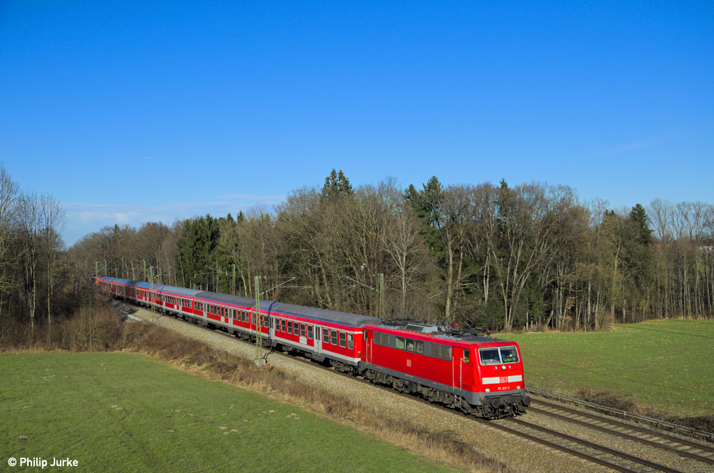111 021-2 und 111 005-5 mit dem M79021 (München - Salzburg) am 28.12.2013 bei Gutmart.
