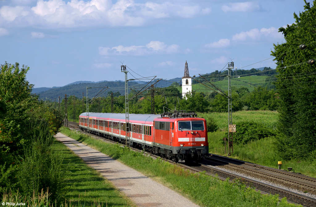 111 050-1 mit der RB 17033 (Offenburg - Basel Bad Bf) am 25.07.2016 bei Denzlingen.
