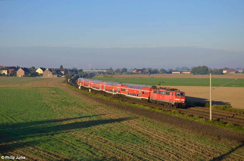 111 081-6 mit dem RE 26283 (Rheine - Braunschweig Hbf) am 03.10.2015 bei Haste.
