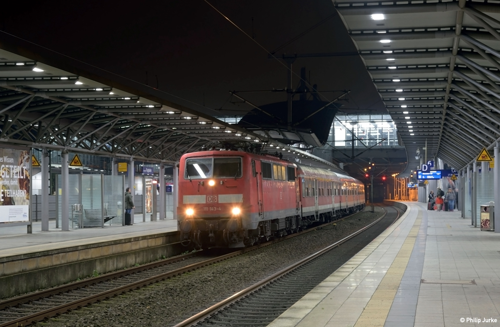 111 143-4 mit der RB 30538 (Düsseldorf Hbf - Emmerich) am 11.11.2016 beim Halt am Flughafen Fernbahnhof in Düsseldorf.

Video: https://www.youtube.com/watch?v=p_2L9LSQCcI
