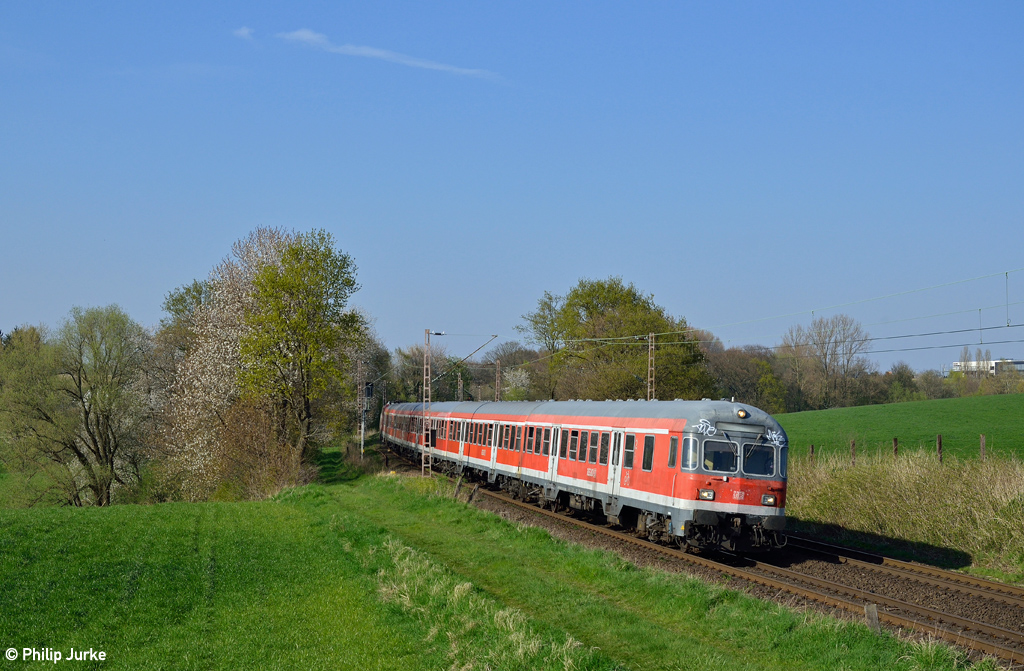 111 145-5 schiebt die RB 27679 (Wuppertal-Vohwinkel - Köln Hbf) am 19.04.2015 in Haan-Ellscheid.
