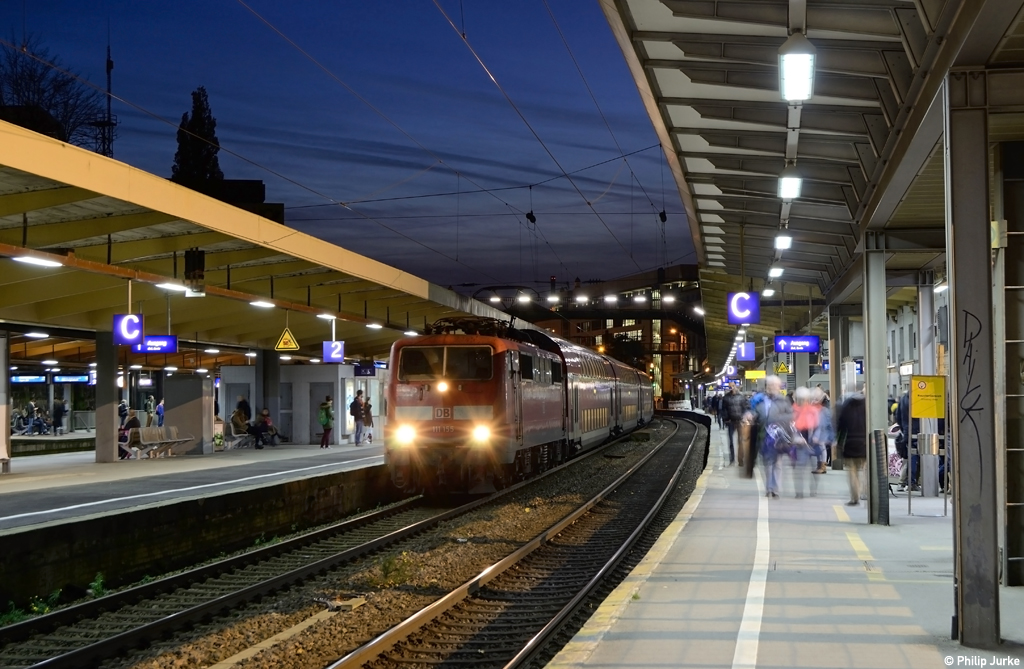 111 155-8 mit dem RE 26126 (Krefeld Hbf - Münster(Westf)Hbf) am 29.10.2015 in Wuppertal Hbf.
