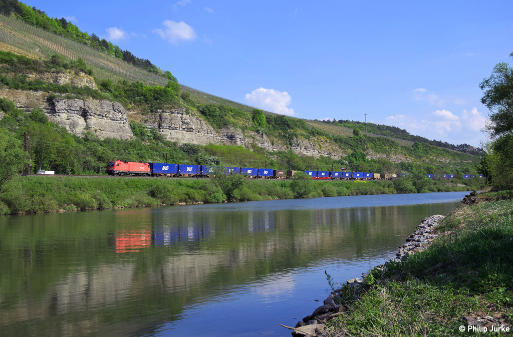 1116 070-4 mit Kisten am 24.04.2014 bei Himmelstadt.
