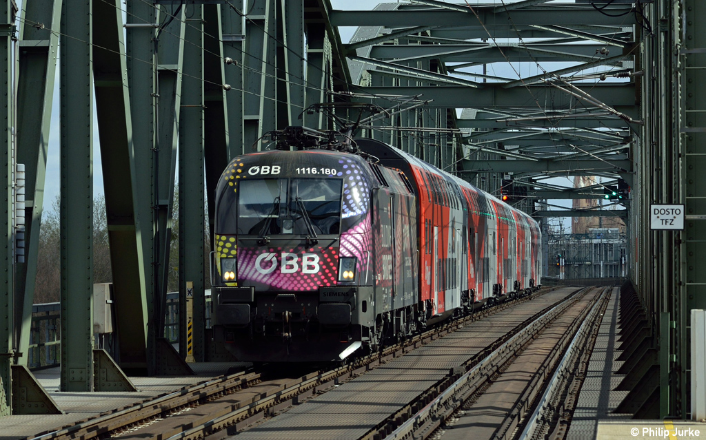 1116 180-1 mit dem R 2229 (Retz - Wien-Meidling) am 03.04.2015 in Wien Handelskai.
