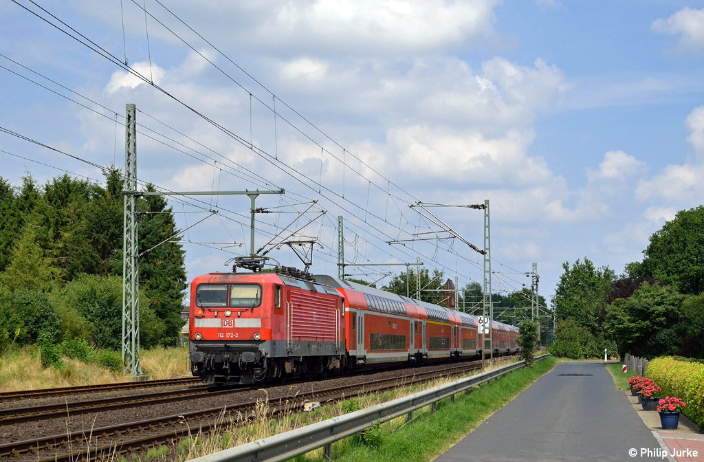 112 172-2 mit dem RE 21023 (Kiel Hbf - HH-Altona) am 28.07.2014 bei Brokstedt.
