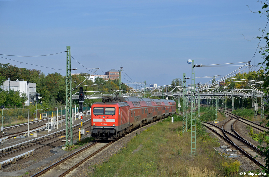 112 183-9 mit dem RE 18349 (Schwedt(Oder) - Wünsdorf-Waldstadt) am 28.09.2014 bei der Einfahrt in den Bahnhof Berlin-Südkreuz.

