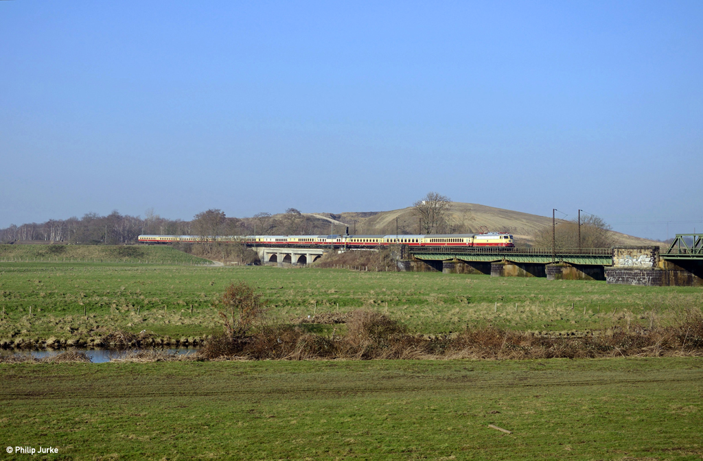 113 309-9 mit dem DPF 50 (Köln Hbf - Emden Hbf) am 12.03.2016 auf der Ruhrbrücke zwishen Duisburg und Oberhausen.
