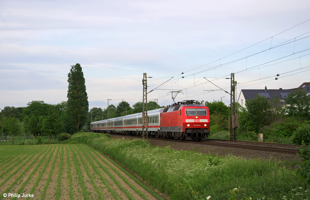120 126-8 mit dem IC 1919 (Dresden Hbf - Köln Hbf) am 25.05.2014 zwischen Neuss und Büttgen.

Video: http://www.youtube.com/watch?v=vcW2I8BBs0Q&list=UUp3H9B2nD2A3SWsox60NLPA	
