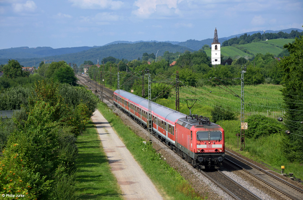 143 042-0 mit der RB 17031 (Offenburg - Basel Bad Bf) am 25.07.2016 bei Denzlingen.
