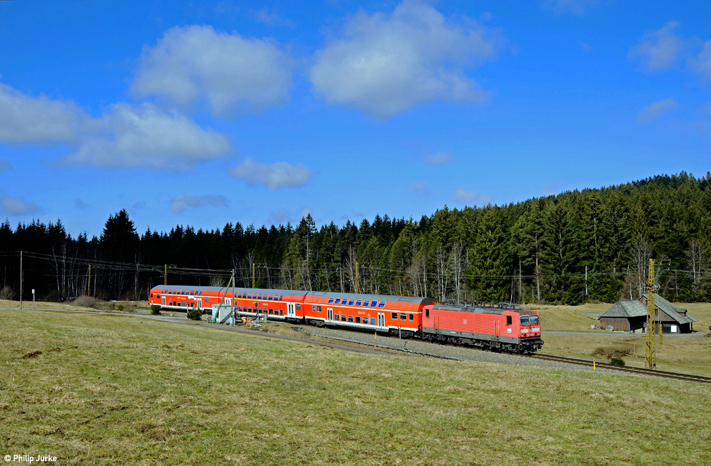 143 145-1 mit der RB 17211 (Freiburg(Breisgau)Hbf - Neustadt(Schwarzw.)) am 26.03.2016 zwischen Hinterzarten und Titisee.
