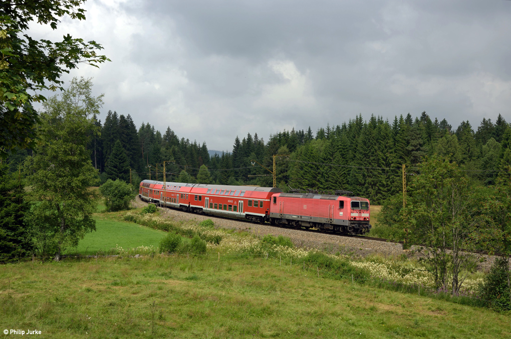 143 145-1 mit der RB 17269 (Freiburg(Breisgau)Hbf - Seebrugg) am 25.07.2016 zwischen Hinterzarten und Titisee.
