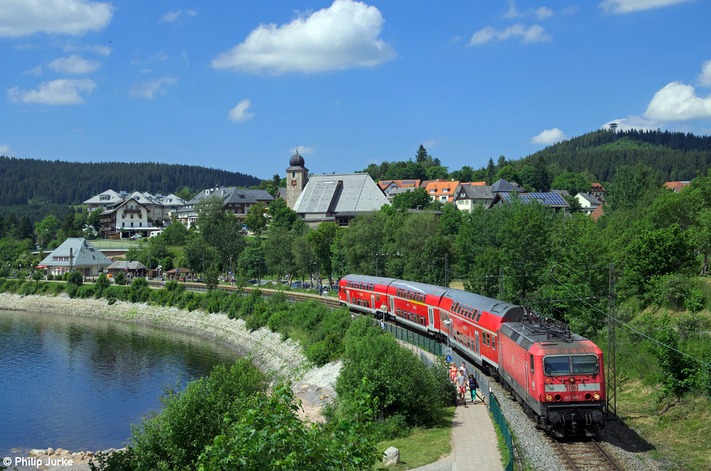 143 145-1 mit der RB 26949 (Freiburg(Breisgau)Hbf - Seebrugg) am 21.06.2014 am Schluchsee.
