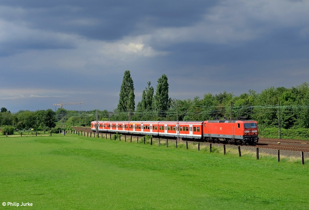 143 288-9 mit der S 68 (Düsseldorf - Langenfeld(Rhld.)) am 30.7.2014 bei Langenfeld(Rhld.).
