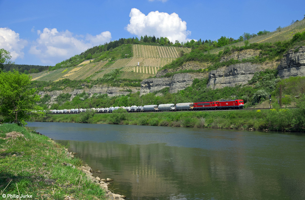 143 310-1  MEG 607  und 155 196-9  MEG 705  mit einem Zementzug am 24.04.2014 bei Himmelstadt.
