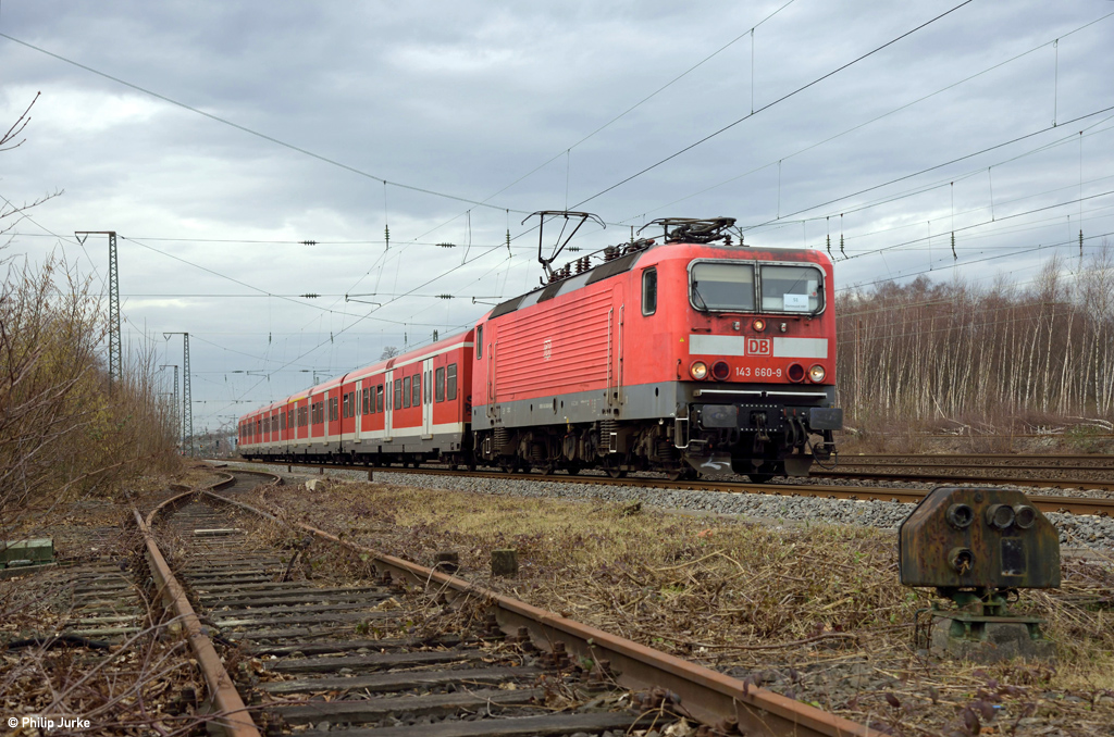 143 660-9 mit der S1 (Essen-Steele Ost - Dortmund Hbf) am 04.03.2017 bei Bochum-Ehrenfeld.
