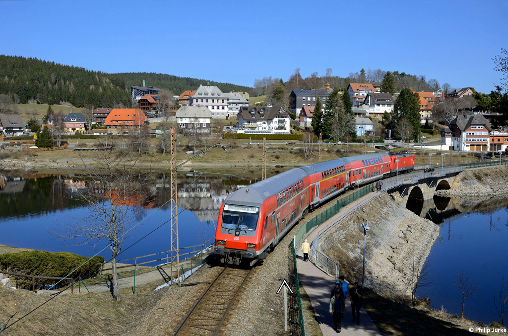 143 810-0 schiebt die RB 17274 (Seebrugg - Freiburg(Breisgau)Hbf) am 26.03.2016 durch und über den Schluchsee.
