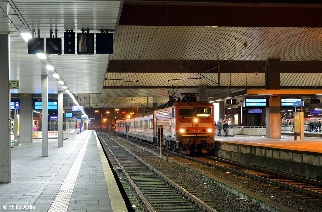 143 823-3 mit der S6 (Köln-Worringen - Essen Hbf) am 13.12.2014 in Düsseldorf Hbf.

Video der Ausfahrt: https://www.youtube.com/watch?v=ao6yN2ivWYg&feature=youtu.be