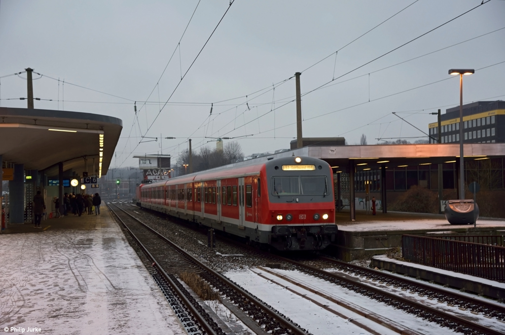 143 853-0 schiebt die S1 (Dortmund Hbf - Bochum Hbf) am 07.01.2017 zur Abstellung in Bochum-Ehrenfeld.
