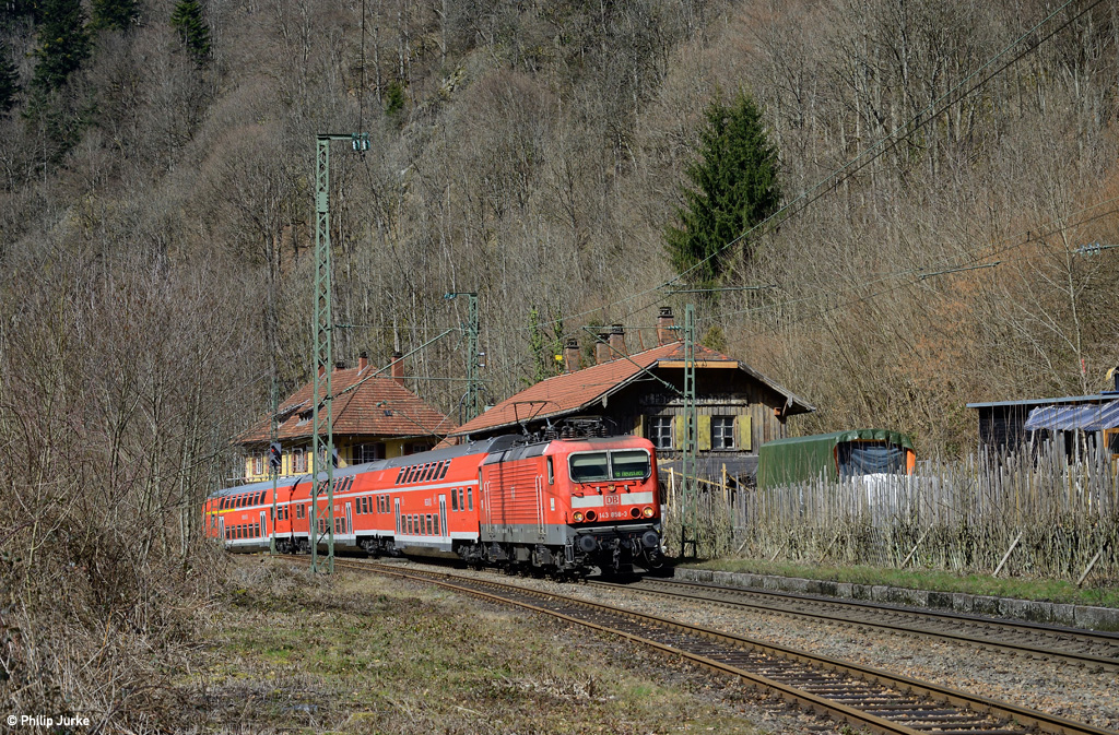 143 856-3 mit der RB 17217 (Freiburg(Breisgau)Hbf - Neustadt(Schwarzw.)) am 26.03.2016 in Hirschsprung.
