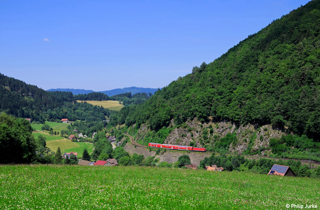 143 972-8 mit der RB 26945 (Freiburg(Breisgau)Hbf - Seebrugg) am 21.06.2014 bei Falkensteig.
