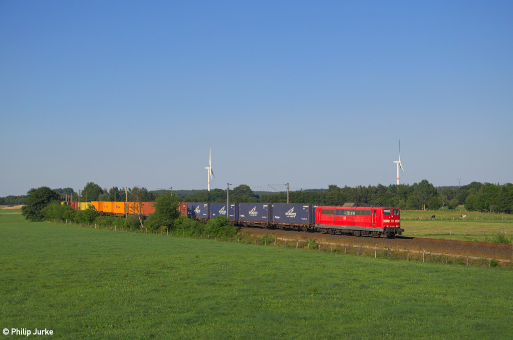 151 053-6 mit dem KT 50569 von Maschen Rbf nach Ingolstadt Nord Ubf am 02.08.2013 bei Ramelsloh.
