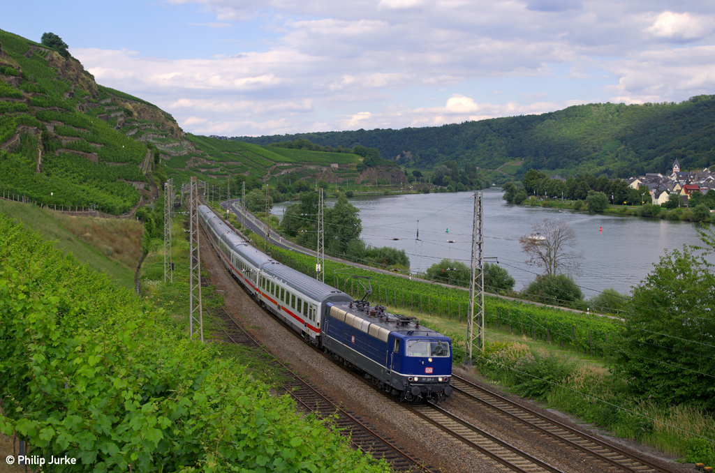 181 201-5 mit dem IC 132 von Norddeich-Mole nach Luxembourg am 11.08.2013 in Winningen(Mosel).
