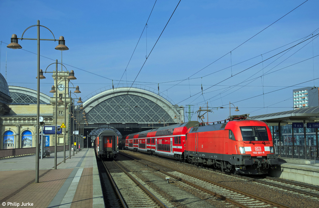 182 021-6 mit der S1 (Meißen - Bad Schandau) am 09.03.2014 bei der Ausfahrt aus dem Dresdener Hauptbahnhof.
