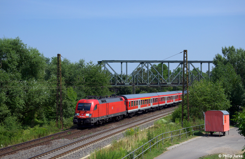 182 025-7 mit der RB 16318 von Halle(Saale) nach Eisenach am 27.07.2013 bei Naumburg(Saale).
