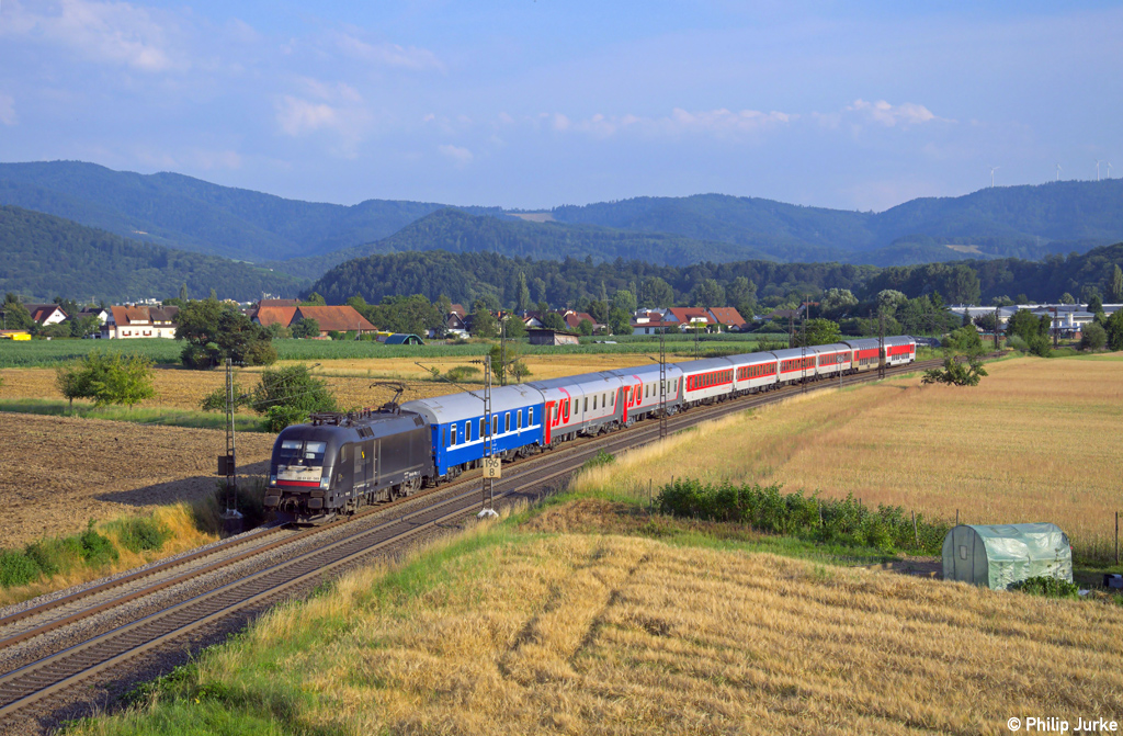 182 509-0 mit dem CNL 1272 von Basel nach Kopenhagen und Moskau am 20.07.2013 bei Kollmarsreute.

