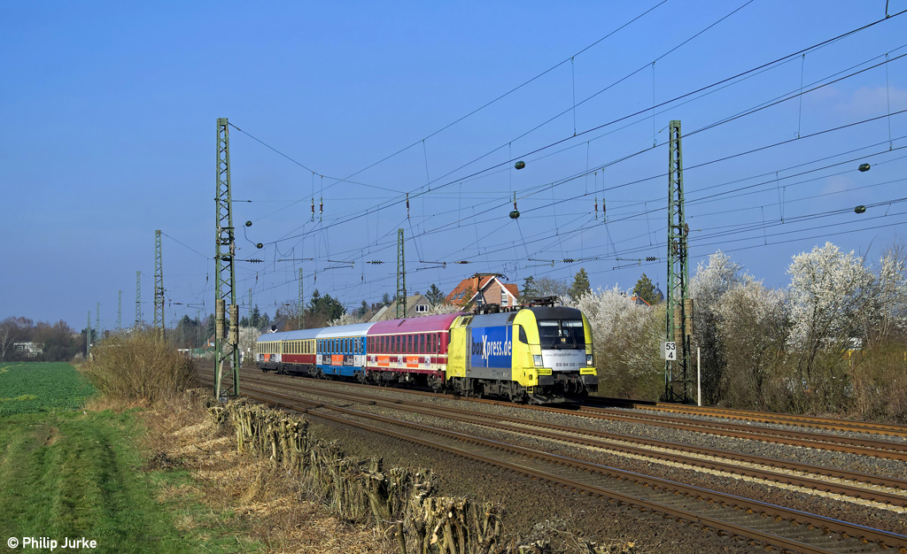 182 525-6 mit dem HKX 1802 (HH-Altona - Köln Hbf) am 05.03.2014 bei Duisburg-Rahm.
