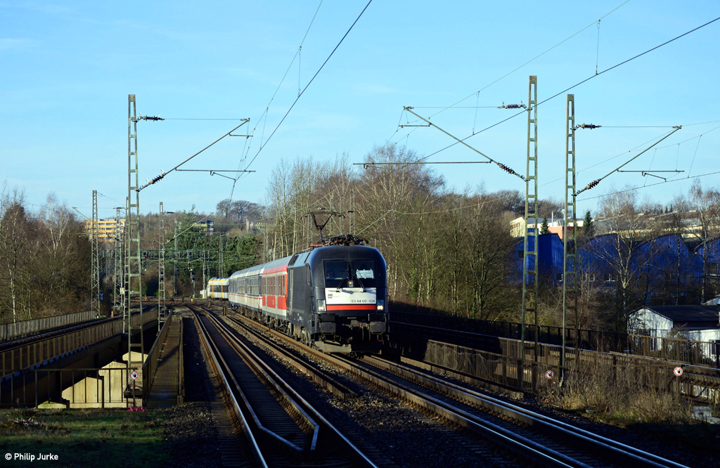 182 534-8 zieht die RB 27822 (Köln Hbf - Wuppertal-Oberbarmen) am 28.12.2015 bei Wuppertal-Sonnborn.
