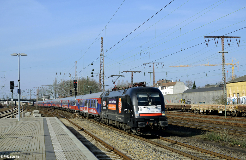 182 536-3 mit dem HKX 1802 (Köln Hbf - Hamburg-Altona) am 28.02.2016 in Essen West.

