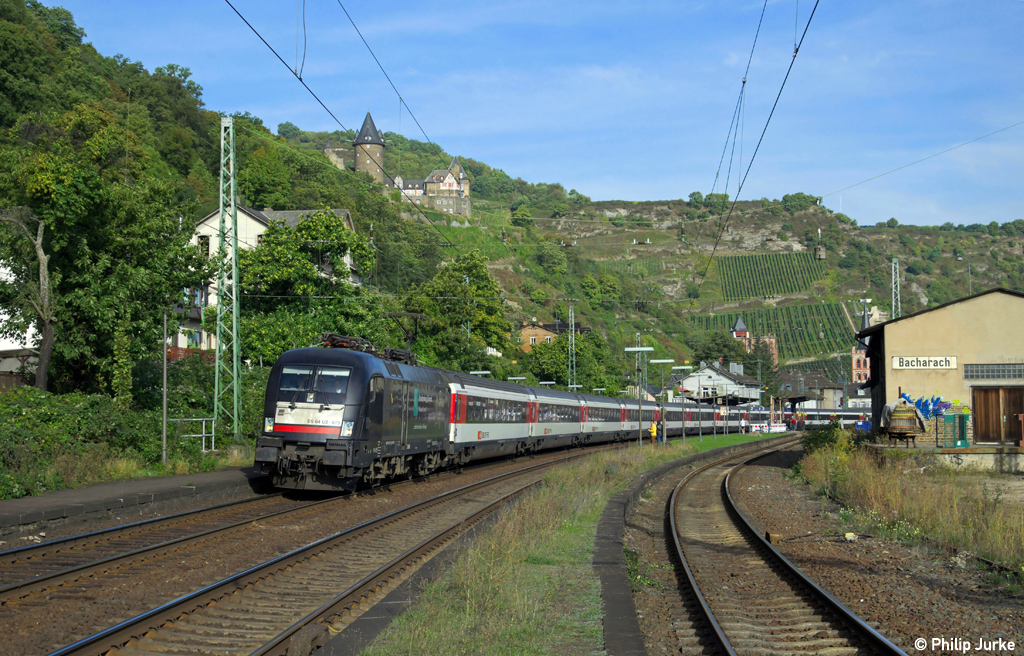 182 570-2 mit dem EC 7 von Hamburg-Altona nach Chur am 03.10.2013 in Bacharach.
