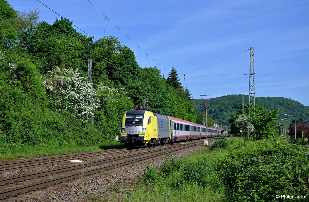 182 596-7 mit dem IC 119 (Münster(Westf)Hbf - Innsbruck Hbf) am 14.05.2015 bei Oberwinter.
