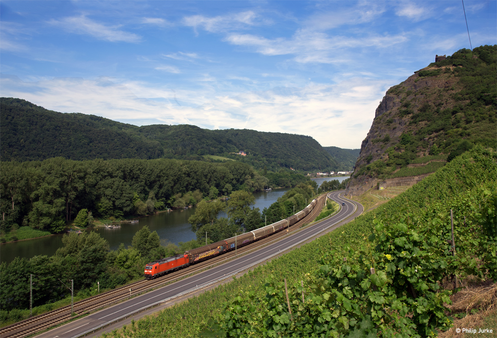 185 182-3 am 11.06.2017 mit einem Mischer bei Leutesdorf.
