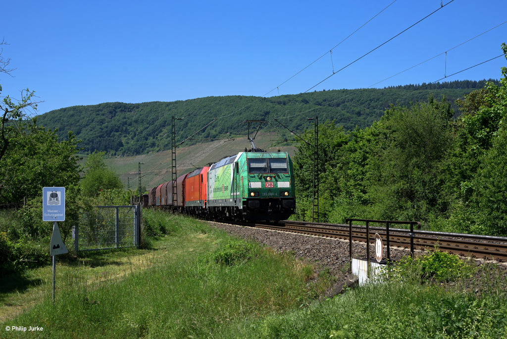 185 389-4 und 185 292-0 mit einem Mischer am 27.05.2017 bei Osterspai.
