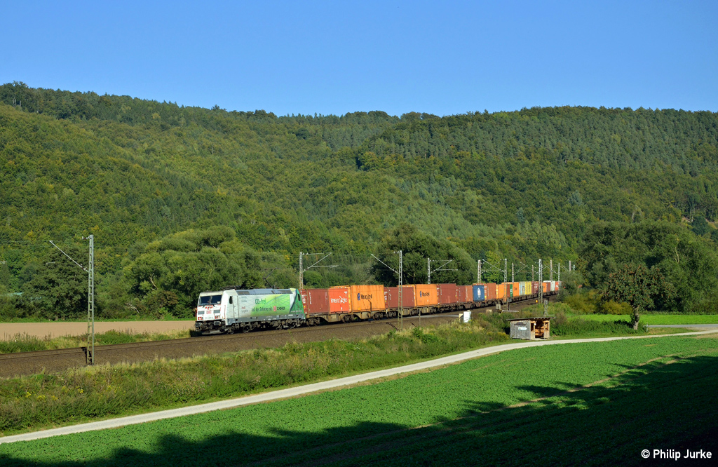 185 389-4 mit dem KT 50194 (Frankfurt(Main)Ost Ubf - Maschen Rbf) am 03.10.2015 bei Freden(Leine).
