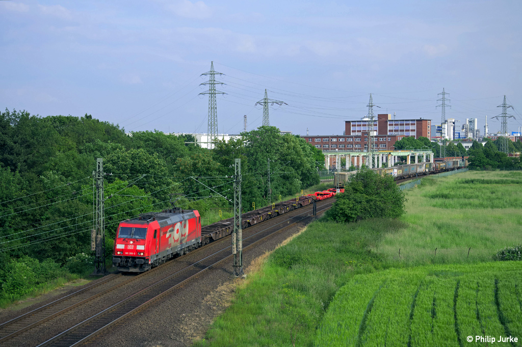 185 399-3 mit dem KT 43930 (Kalsdorf - Neuss Gbf) am 31.05.2014 in Dormagen Chempark.
