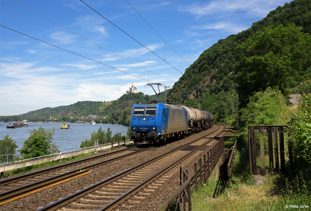 185 518-8 am 11.06.2017 mit einem Kesselzug bei Braubach.
