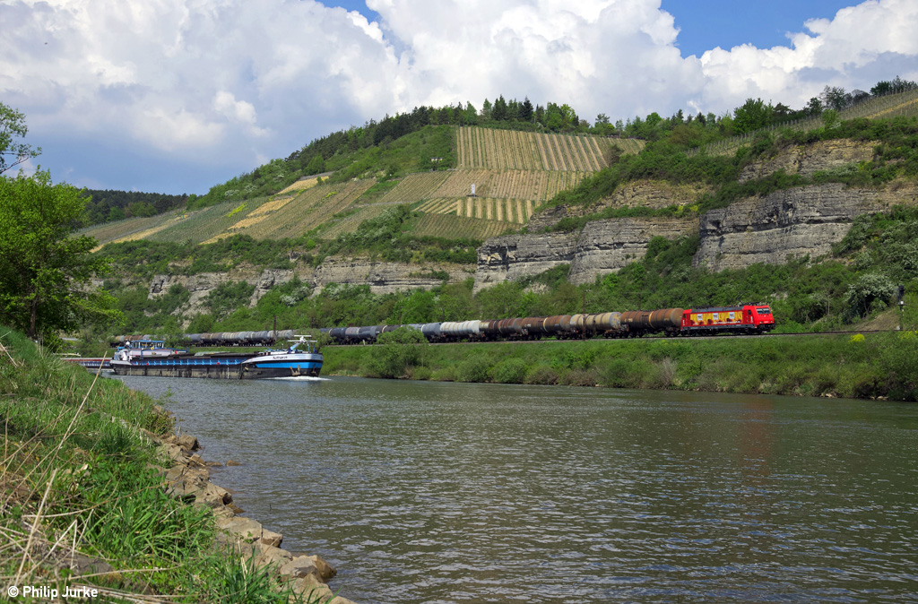 185 586-5 mit einem Kesselzug am 24.04.2014 bei Himmelstadt.
