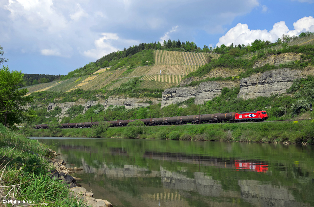 185 587-3 mit einem Kesselzug am 24.04.2014 bei Himmelstadt.
