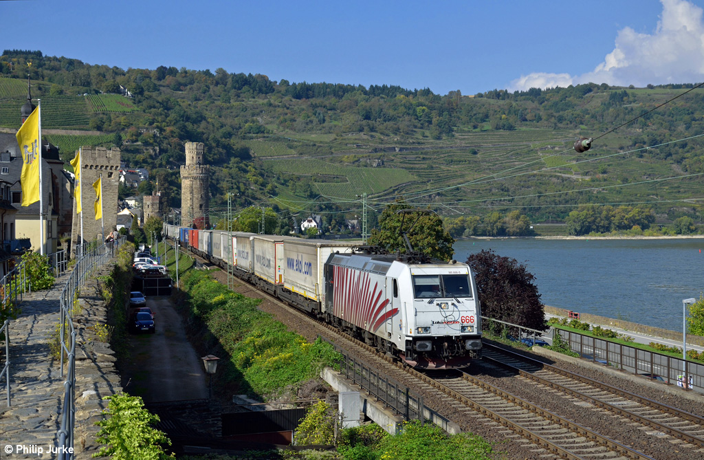 185 666-5 mit dem DGS 41859 (K-Eifeltor - Trieste C.M.) am 03.10.2014 bei Oberwesel.
