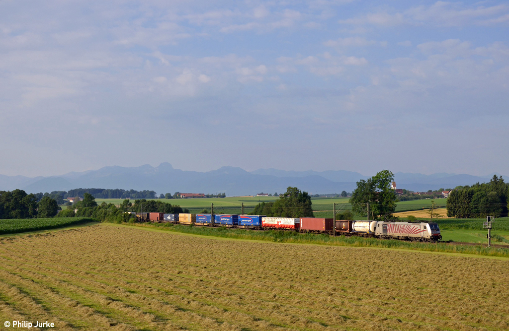 186 285-3 und 139 133-3 am Zugschluss mit dem DGS 43134 (Verona QE - München Riem Ubf) am 17.07.2014 bei Haus.
