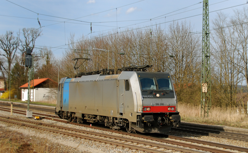 186 288-7, aufgenommen bei einer Solodurchfahrt durch A�ling, am 21.03.14.