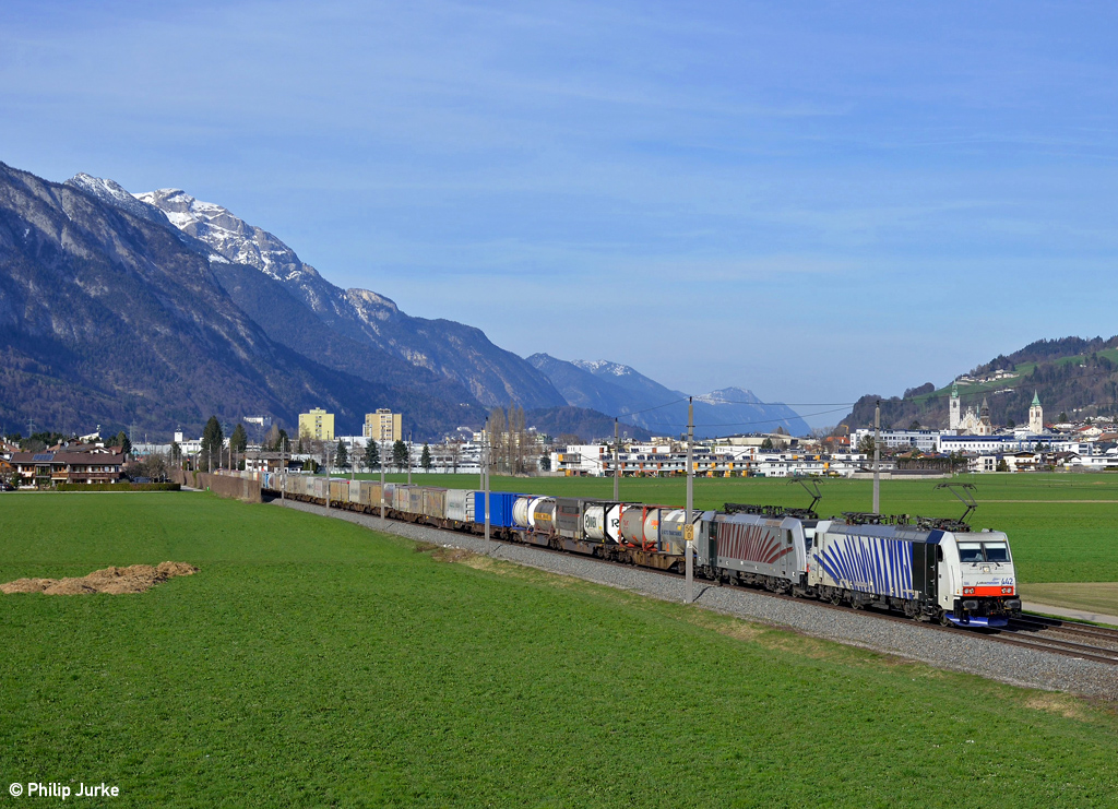 186 442-0 und 186 285-3 mit einem KV-Zug am 10.04.2015 bei Schwaz.
