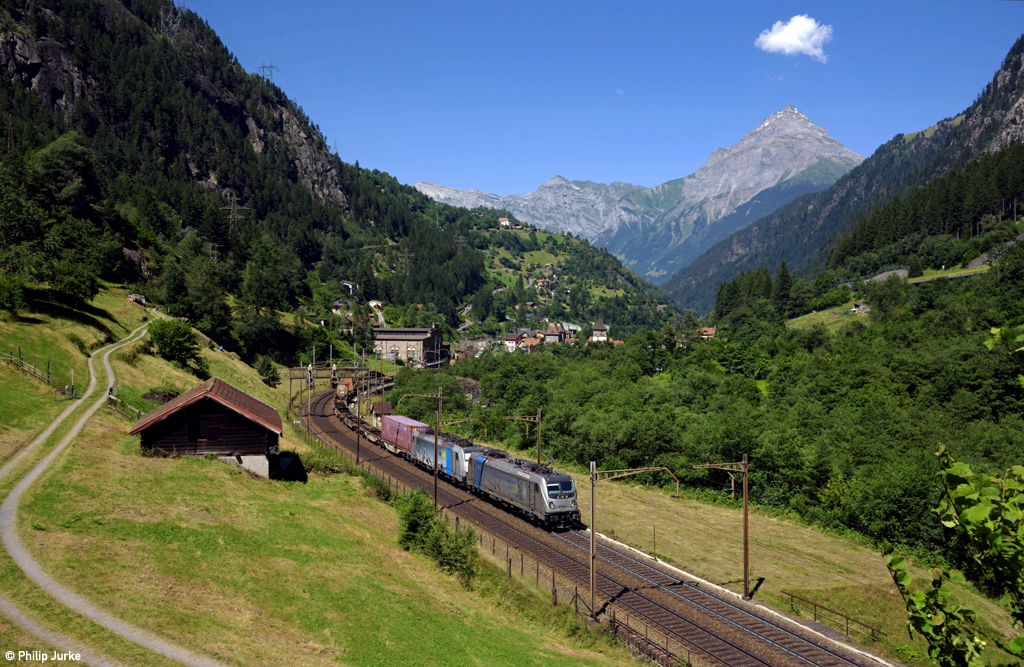 187 005-4 und 186 104-6 mit einem KV-Zug am 19.07.2016 bei Gurtnellen.
