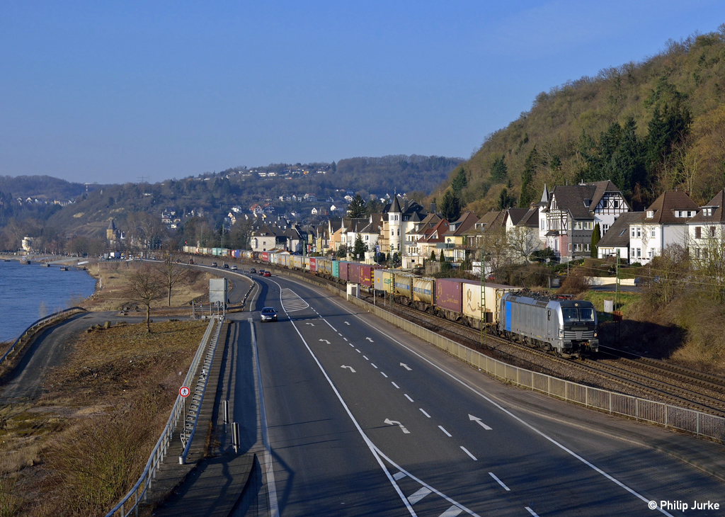 193 802-6 mit einem KV-Zug am 15.02.2015 bei Dattenberg.
